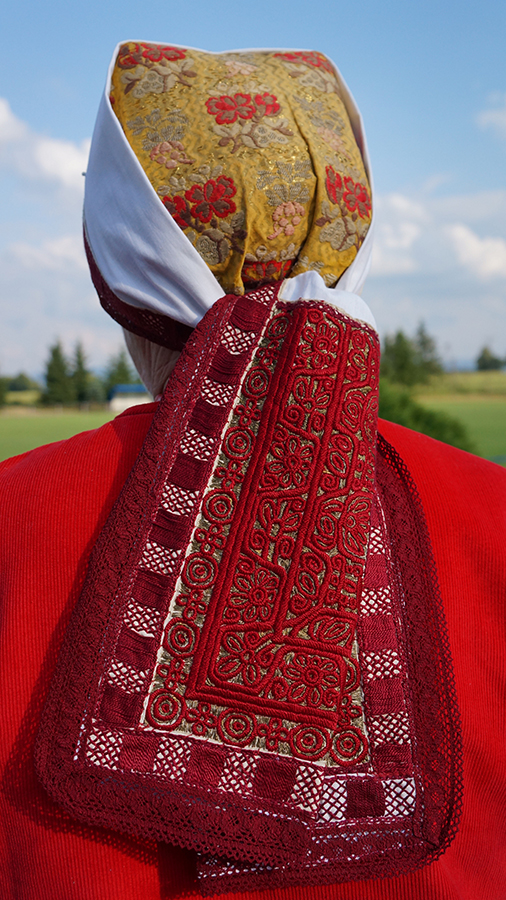 Czepiec jest jednym z najistotniejszych elementów kobiecego stroju wilamowickiego. Dawniej zamężne Wilamowianki nosiły aż siedem czepców naraz.